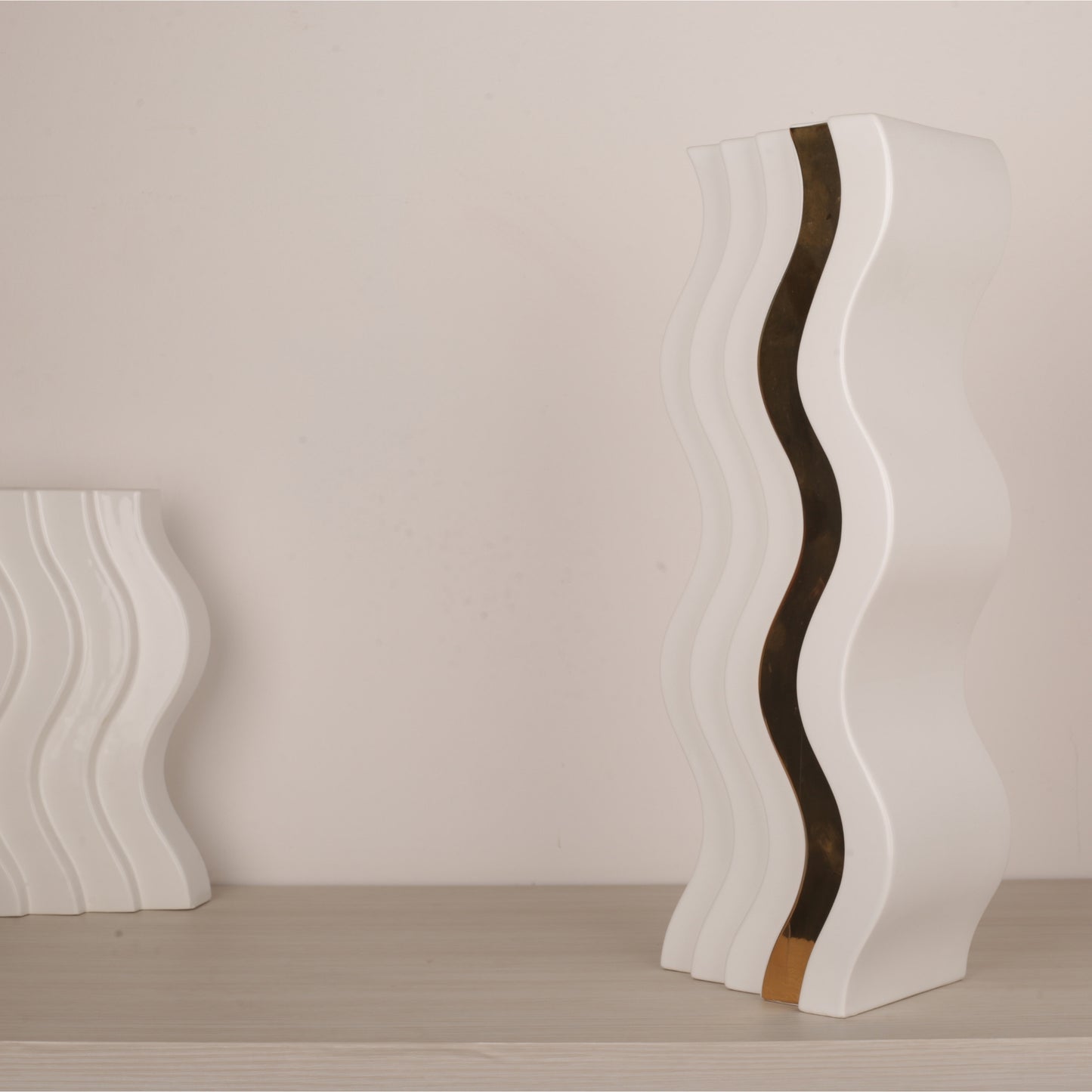 Wavy Design Golden Line Table Decoration Vase