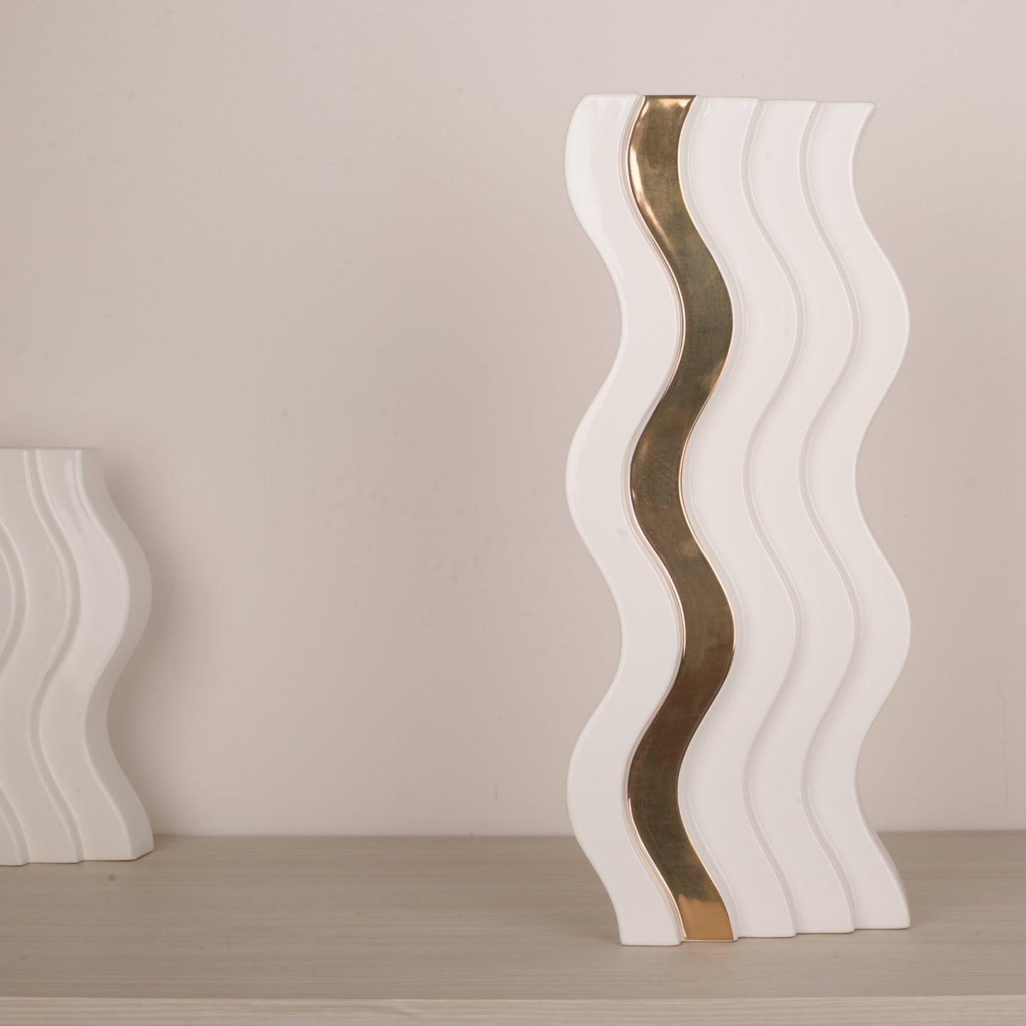 Wavy Design Golden Line Table Decoration Vase